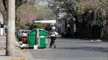 Cada vez más gente revuelve los contenedores de basura en búsqueda de alimento.