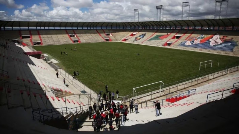 El estadio de El Alto no ubicado a mayor altura en Sudamérica, ya que el Daniel Alcides Carrión, a 4.378 metros de altitud en Cerro de Pasco, en el centro de Perú, es el número uno.