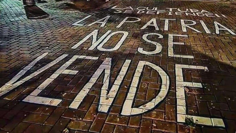 La pintada que quedó en la plaza 25 de Mayo.