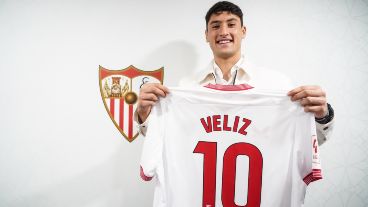 Véliz sigue buscando su mejor lugar en el fútbol europeo.