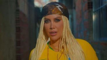 Esta inspirada por la típica alegría del país vecino, la empresaria terminó con la expectativa y cantó en portugués.