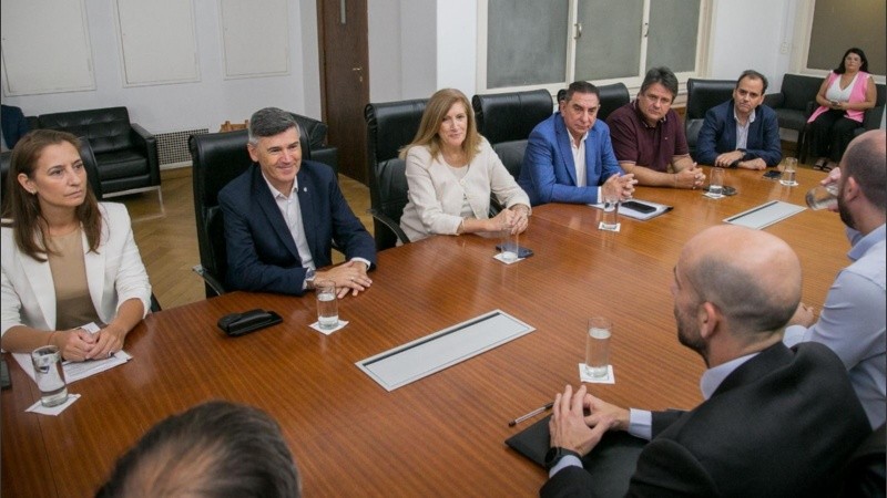 Los intendentes y la secretaria de Movilidad de Rosario en la reunión con funcionarios nacionales.