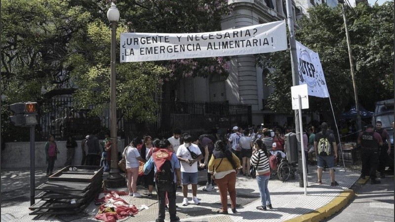 Hubo más de 20 cuadras de cola frente al Ministerio de Capital Humano en Buenos Aires.