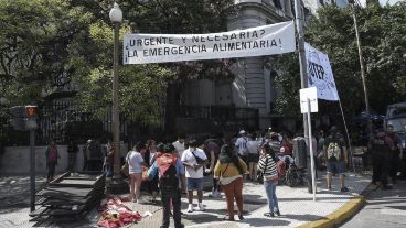 Hubo más de 20 cuadras de cola frente al Ministerio de Capital Humano en Buenos Aires.
