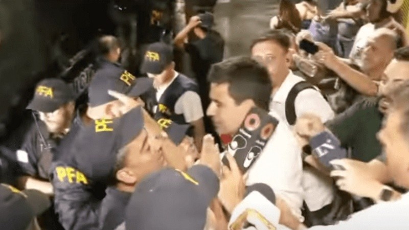 El momento donde Toniolli intenta acompañar a las detenidas.