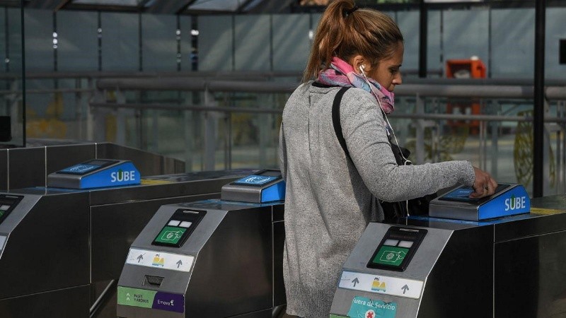 En cuanto a los trenes, para todas las líneas, el boleto en la sección con tarjeta SUBE pasó a costar $130, con una tarifa social de $58,50 y un valor sin nominalizar de $260.