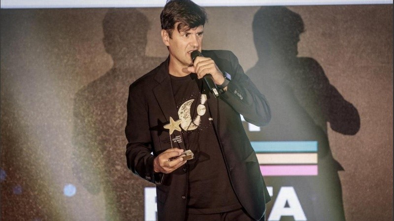 Andrés Ciro Martínez recibió los premios Estrella de Mar al Mejor recital y de Oro para Ciro y Los Persas.
