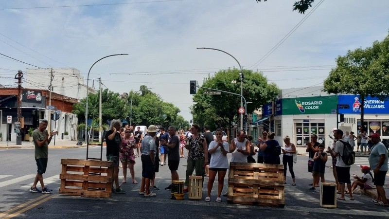 Vecinos de barrio Saladillo en pleno corte de calle por falta de energía.