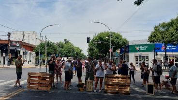 Vecinos de barrio Saladillo en pleno corte de calle por falta de energía.
