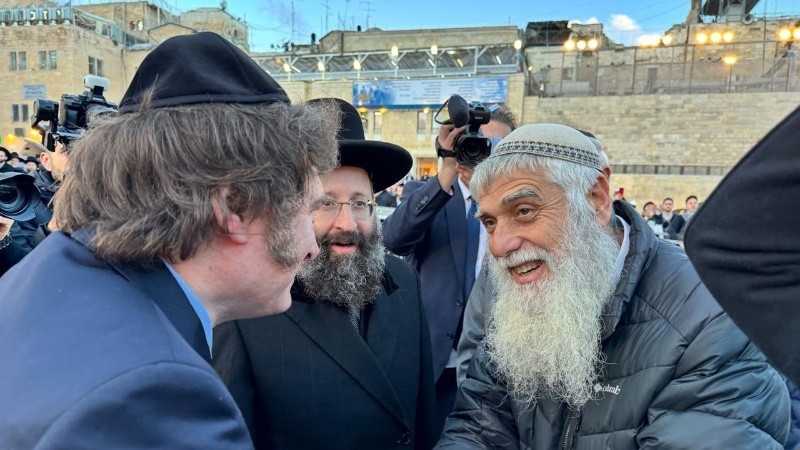 Su primera visita fue al Muro de los Lamentos, donde fue recibido por el rabino Shmuel Rabinowitz.
