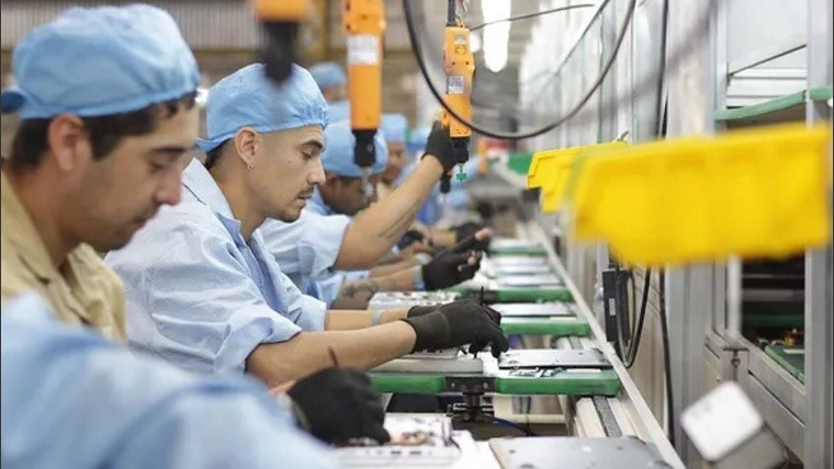 La actividad industrial y la construcción cerraron el 2023 en rojo según el Indec