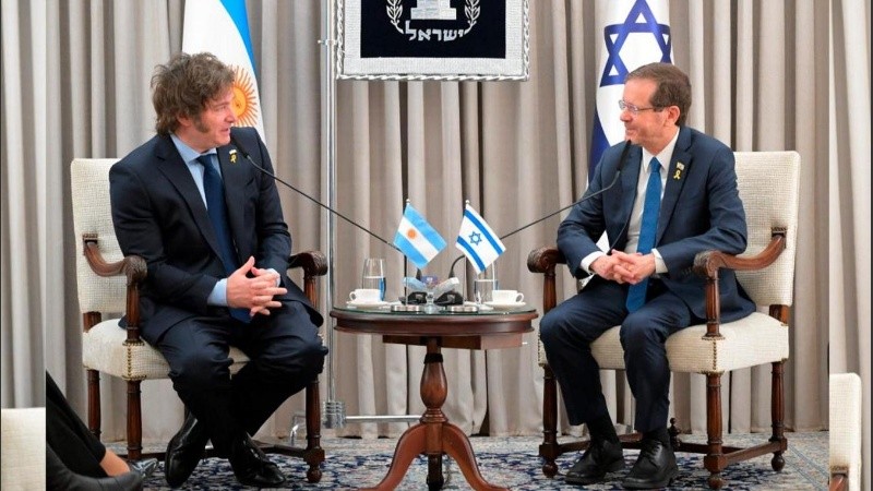 El jefe del Ejecutivo nacional, Javier Milei, en una reunión con el presidentes israelí, Isaac Herzog
