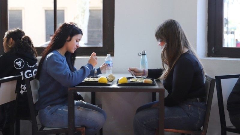 Funcionan seis comedores en el ámbito de la Universidad Nacional de Rosario.
