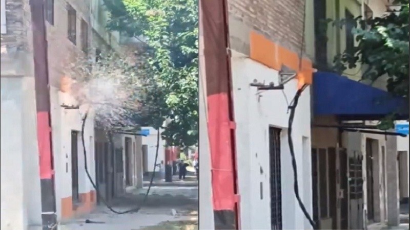 Así se podía ver cómo el cable junto a una vivienda chispeaba y se prendía fuego.