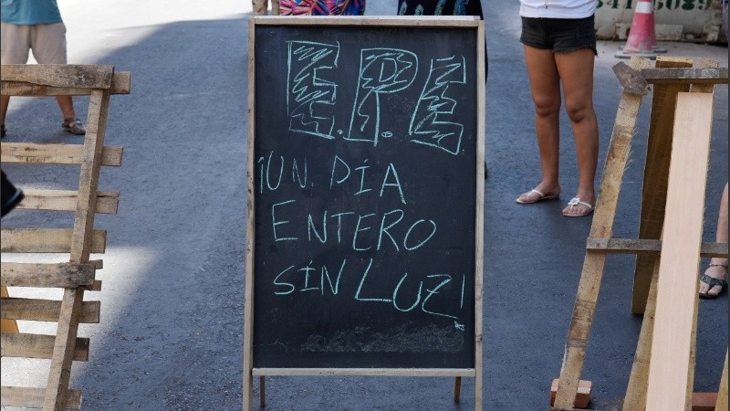 Muchos usuarios salen a las calles a reclamar por el servicio de luz interrumpido en medio de la ola de calor.