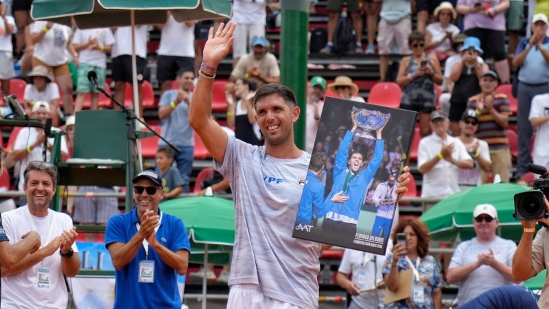 Delbonis recibió un homenaje durante la Copa Davis en Rosario.