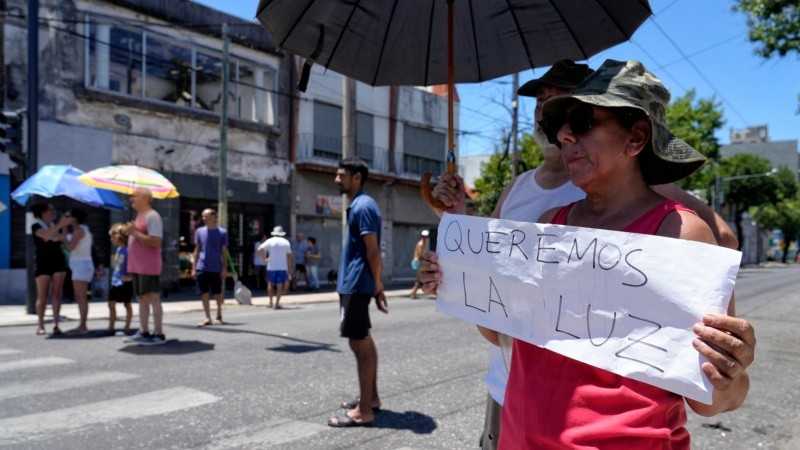 Cientos de rosarinos reclaman por la vuelta de la luz en sus casa y comercios