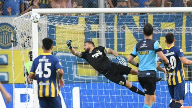 El arquero canalla es figura en el arranque del partido.