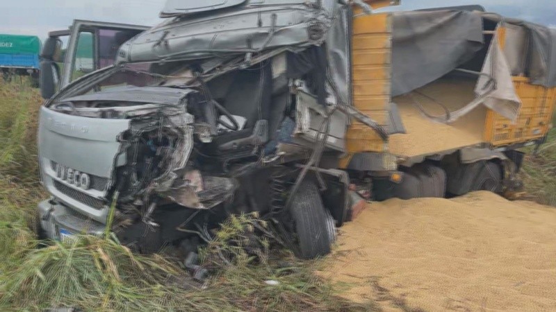Fuerte choque de frente entre camiones en la ruta 33: un herido ...