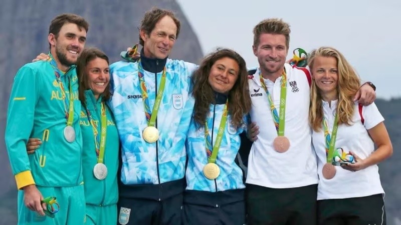 Cecilia Carranza junto a Santiago Lange en lo más alto del podio de los Juegos Olímpicos de Río de Janeiro 2016.