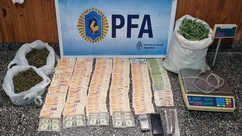 Los más de tres kilos de hojas de marihuana, dinero en efectivo y una balanza fueron parte de lo incautado.