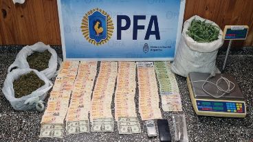 Los más de tres kilos de hojas de marihuana, dinero en efectivo y una balanza fueron parte de lo incautado.