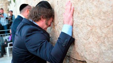 El líder libertario visitó el Muro de los Lamentos, lugar sagrado para el judaísmo, en el que pronunció una oración,
