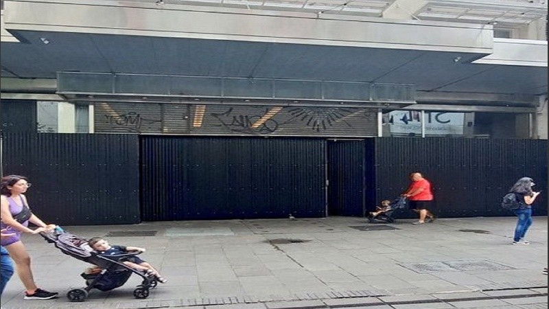 El acceso por la peatonal Córdoba se encuentra cercado con paneles negros desde hace unos días.