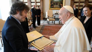 Milei también le obsequió al pontífice galletitas de limón.