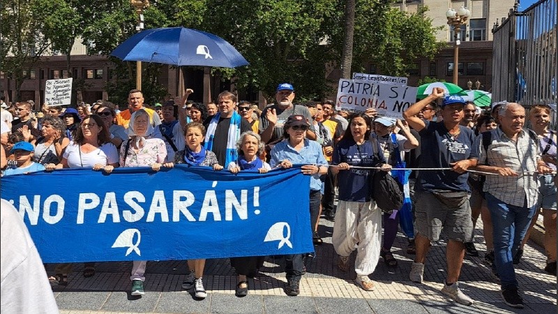 La cuenta dada de baja por Meta es de la radio AM de esta organización, que a su vez es una radio universitaria.