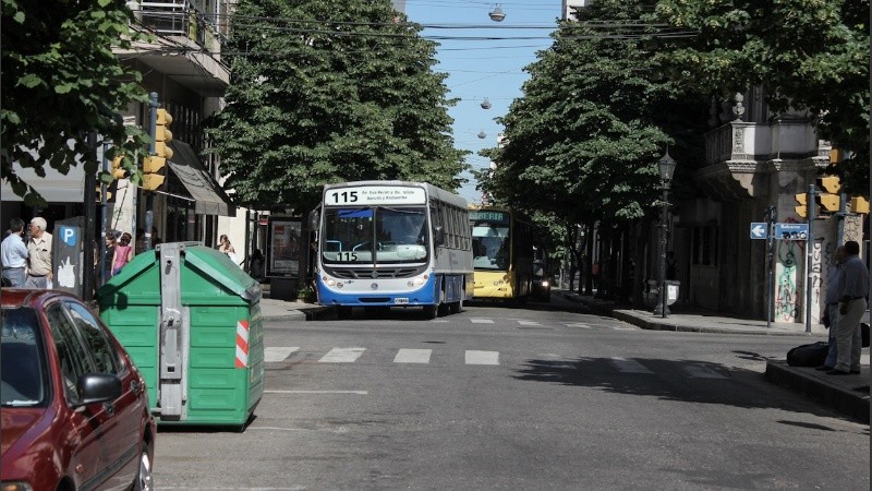 El transporte urbano de pasajeros circulará con cuadro horario festivo este martes.