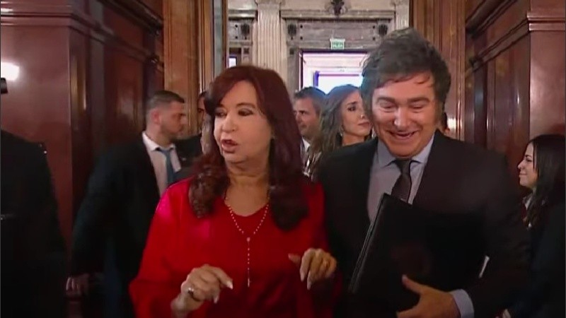 Cristina y Milei el 10 de diciembre en el acto cambio de gobierno.