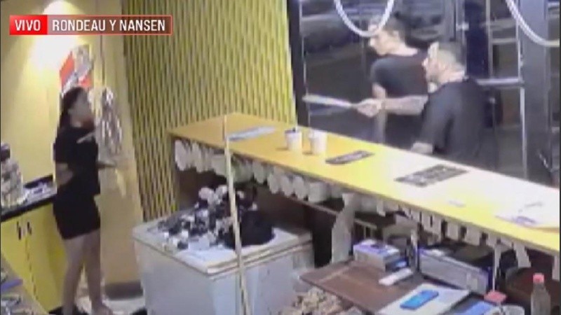 El ladrón entró a la heladería con una cuchilla.