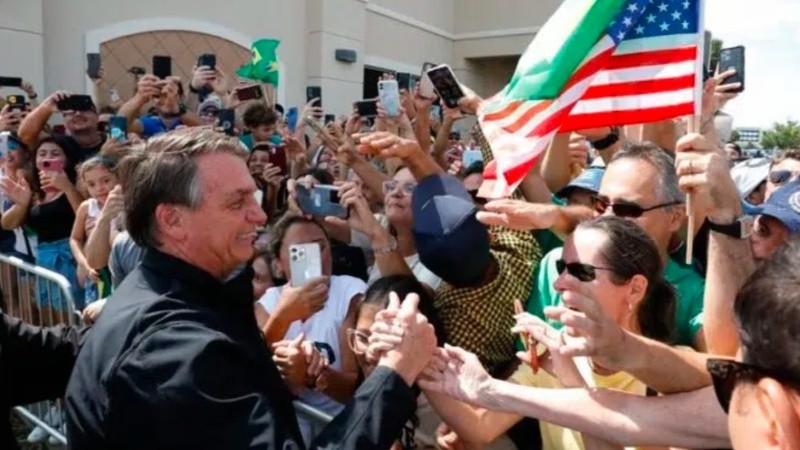 Bolsonaro saluda a simpatizantes brasileños durante su estadía en Florida.