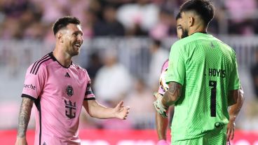 Leo Messi y Lucas Hoyos, a las risas.