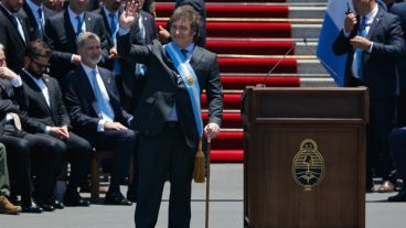 Milei de espaldas al Congreso. La foto de la asunción se convirtió en un anticipo de la gestión.