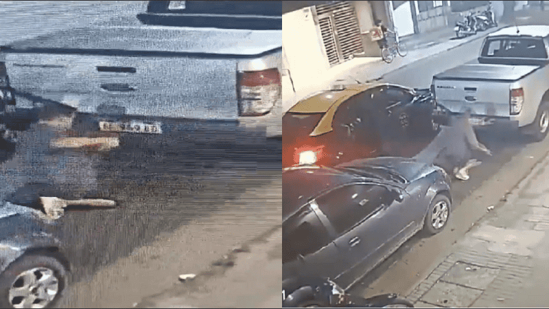 El momento en que sacaba la rueda de auxilio (izq.) y el taxi estacionado a un costado (der.).