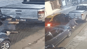 El momento en que sacaba la rueda de auxilio (izq.) y el taxi estacionado a un costado (der.).