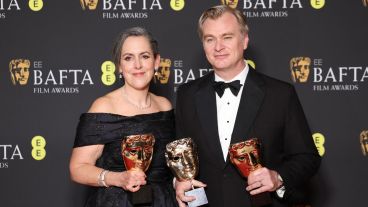 Christopher Nolan y Emma Thomas ganaron el premio Bafta al mejor director y a la mejor edición por la película "Oppenheimer".