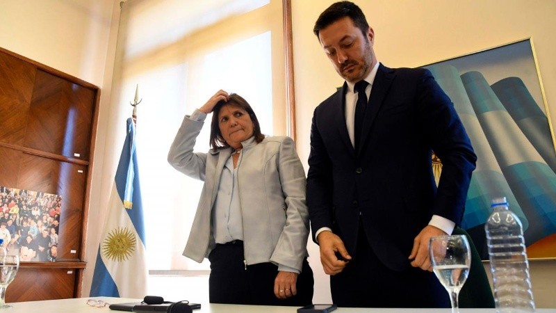 Bullrich y Petri en la conferencia post generales con su apoyo a Milei que sacudió a JxC.