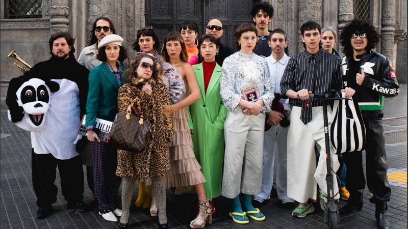 Elenco, músicos y director de la obra 