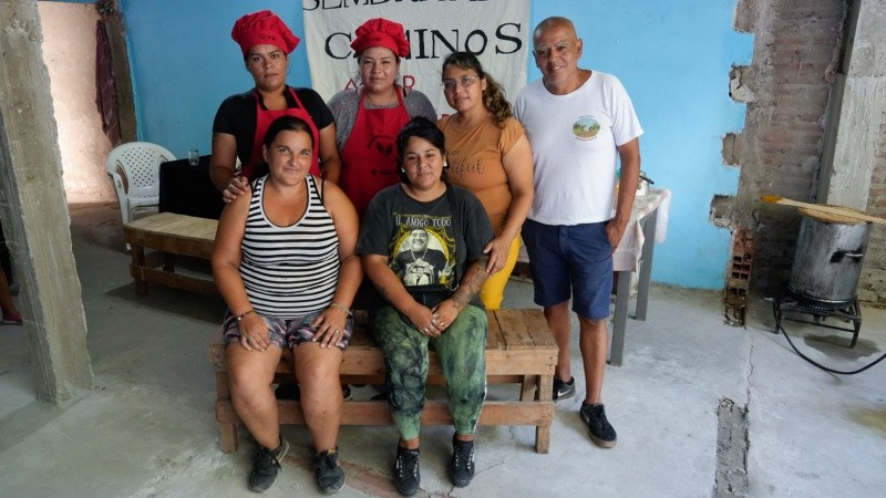 Patricia y Alberto junto a las cocineras en una jornada de cocina de las viandas para 29 familias del barrio.