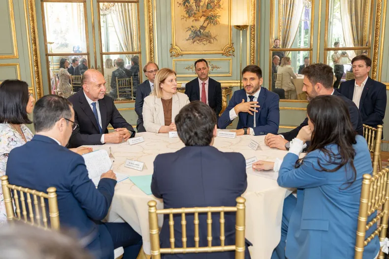 Perotti acompañó a Pullaro en la firma de un convenio millonario con Francia para energías renovables