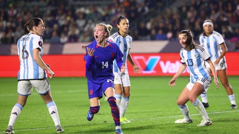 La capitana del seleccionado y defensora de Boca, Miriam Mayorga, fue expulsada por doble amarilla.