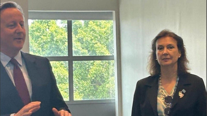 El encuentro entre la canciller argentina y su homólogo británico se produjo días después de la visita que Cameron realizó esta semana a Malvinas.