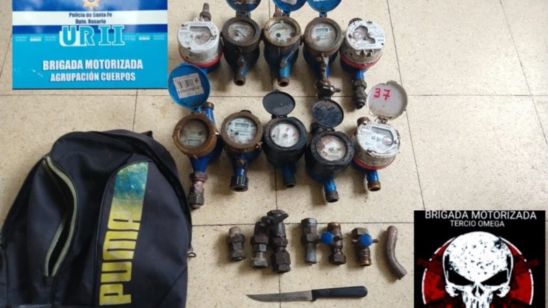 Los medidores en la mochila del detenido.