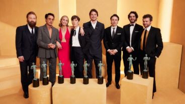 Parte del elenco y equipo del film "Oppenheimeir" posa con los premios obtenidos en la gala del Sindicato de Actores de Hollywood.