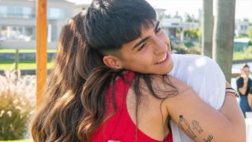 La foto de portada del carrete subido por Gianinna, donde ella se funde en un abrazo con su hijo.