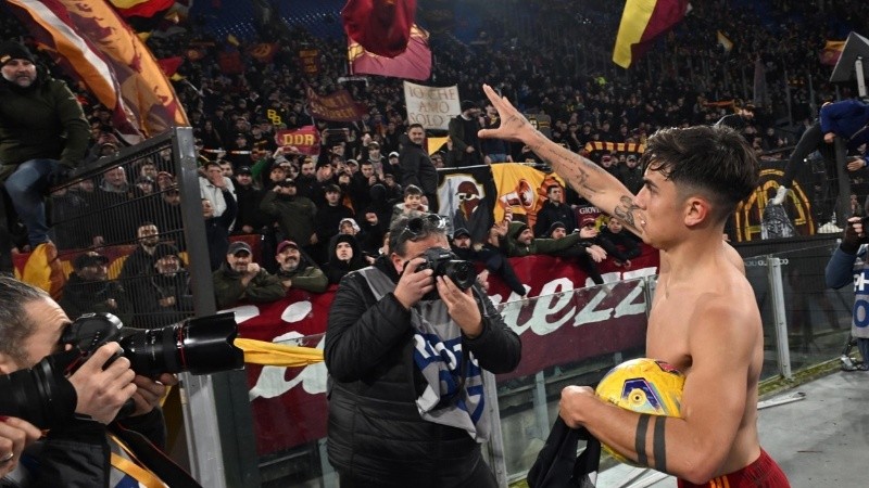 Paulo regaló su camiseta a los tifosi tras el partido.