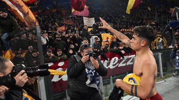 Paulo regaló su camiseta a los tifosi tras el partido.